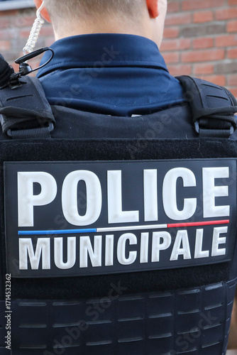 Un policier municipal dans une rue.