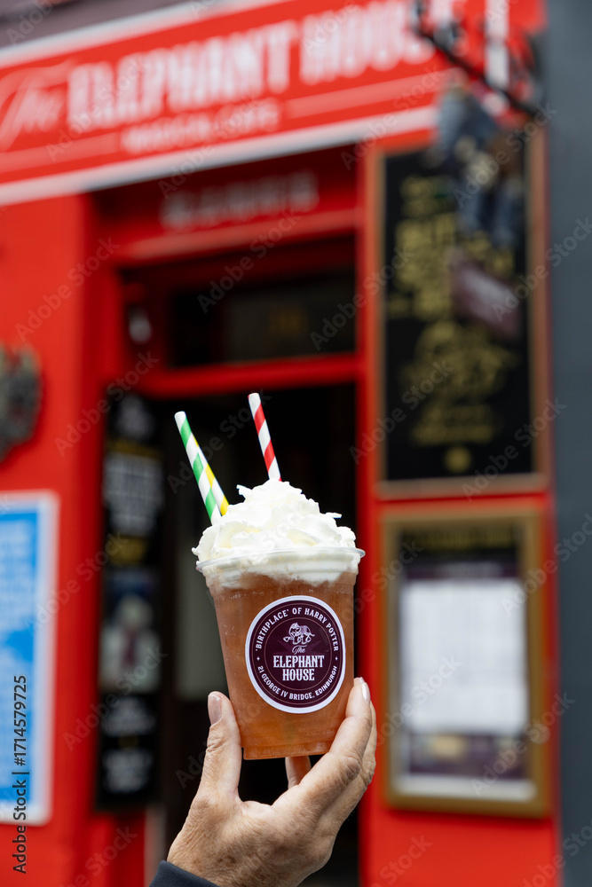 Naklejka premium Edinburgh, Schottland: ein Becher Butterbier aus den Harry Potter Filmen vom Elephant House in Edinburgh