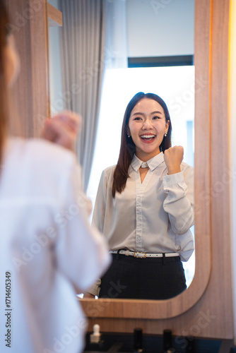 Foto Young adult female asia people self love cheer up pep talk before start working