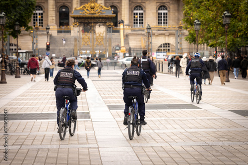Fototapeta Naklejka Na Ścianę i Meble -  policiers français à vélo en patrouille à Paris près du palais de Justice