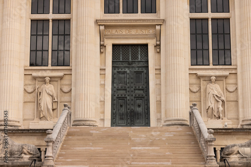 Konstfotografi vue sur l'entrée du Palais de Justice à Paris, symbole de la Justice et du respe