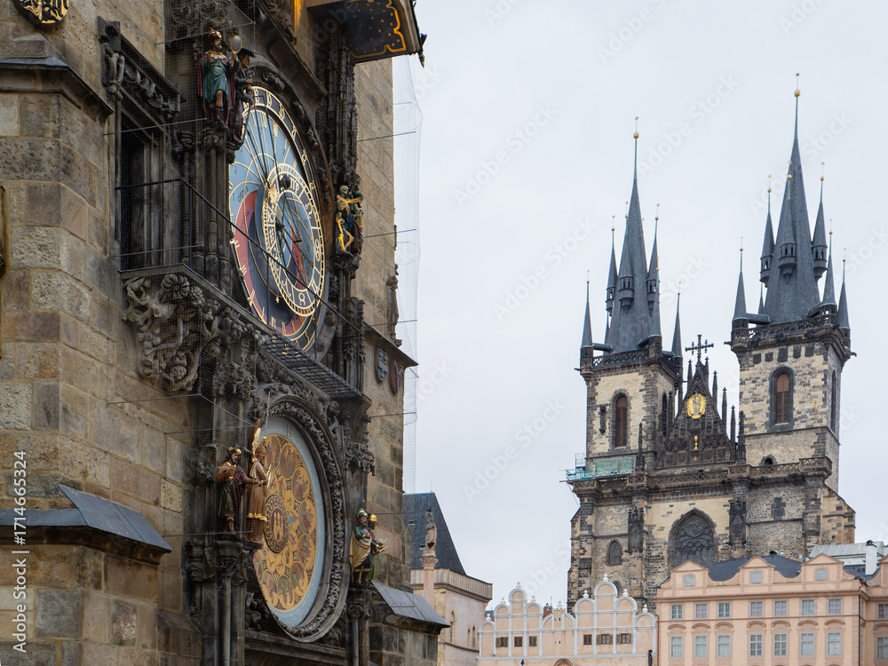 Obraz premium Astronomical Clock and Tyn Church in Prague Old Town