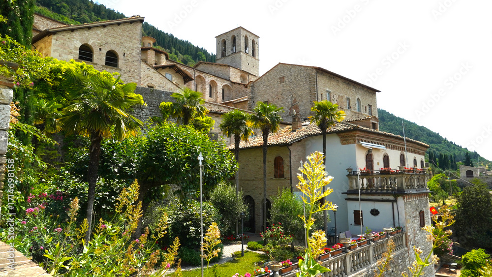 Obraz premium i vicoli i sottopassi e la struttura medievale perfettamente conservata del borgo di Gubbio, Umbria, Italia 