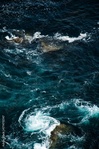 Foto Natural seascape with ocean waves crashing against coastal rocks
