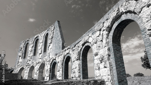 Il Parco Archeologico del Teatro Romano di Gubbio con sullo sfondo la città medievale arroccata sulle colline, Umbria, Italia