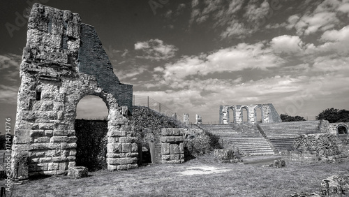 Il Parco Archeologico del Teatro Romano di Gubbio con sullo sfondo la città medievale arroccata sulle colline, Umbria, Italia