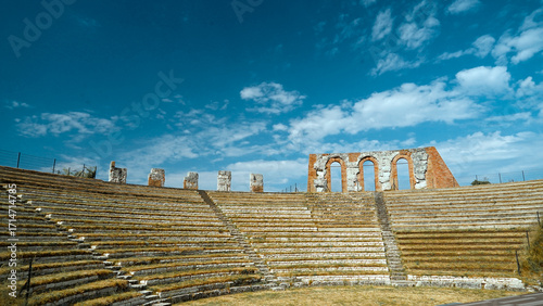 Il Parco Archeologico del Teatro Romano di Gubbio con sullo sfondo la città medievale arroccata sulle colline, Umbria, Italia
