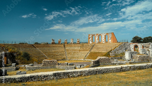 Il Parco Archeologico del Teatro Romano di Gubbio con sullo sfondo la città medievale arroccata sulle colline, Umbria, Italia