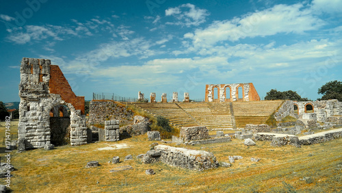 Il Parco Archeologico del Teatro Romano di Gubbio con sullo sfondo la città medievale arroccata sulle colline, Umbria, Italia