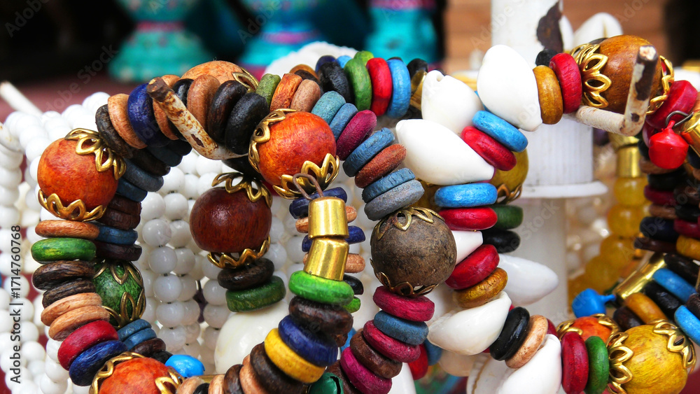 Obraz premium Beautiful seashell handicraft items displayed in a fashion shop