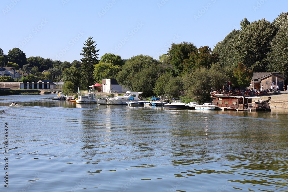 Fototapeta premium Port fluvial sur la rivière la Mayenne, ville de Chateau Gontier sur Mayenne, département de la Mayenne, France