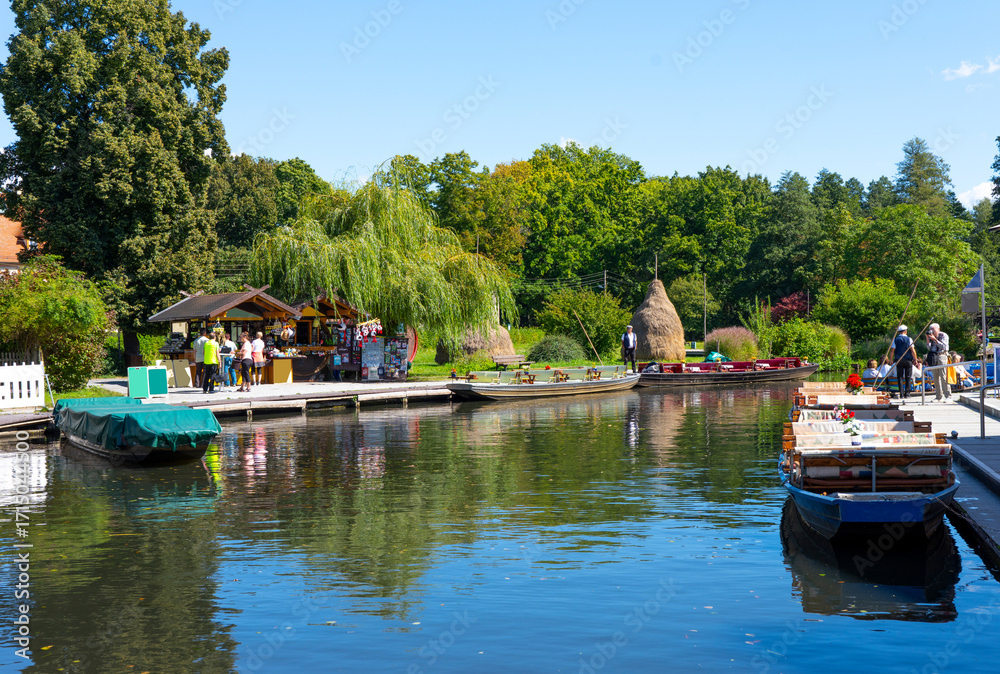 Naklejka premium Urlaub im UNESCO-Biosphärenreservat Spreeald bei Lübbenau (Brandenburg, Oberspreewald/Lausitz)