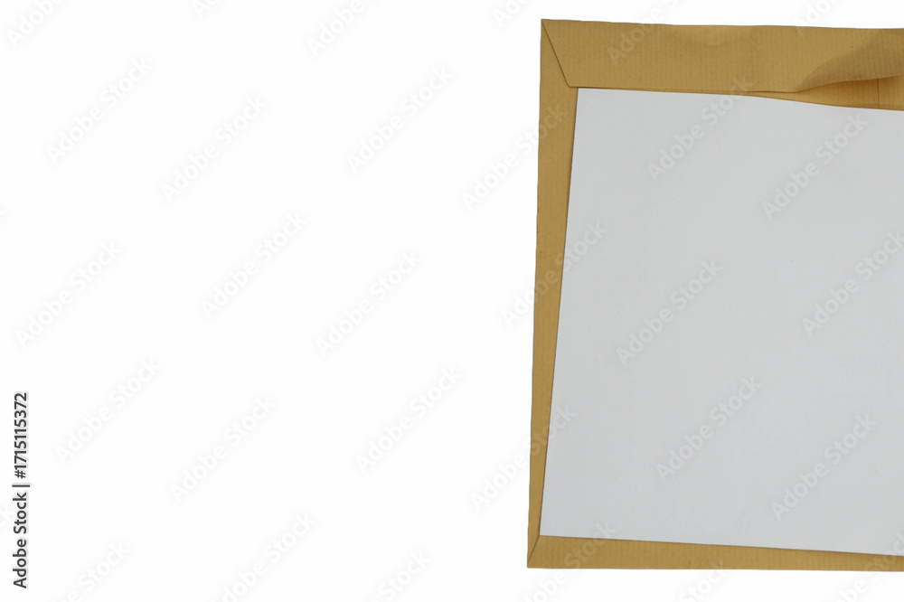 Obraz premium Open light brown envelope with blank white paper inside.
