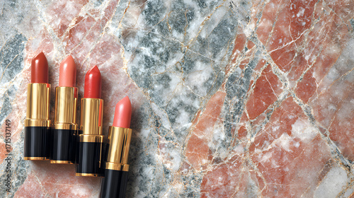 un fondo de textura de efecto marmol con espacio de copia para diseño o publicidad con labiales para el cuidado y la belleza femenina 