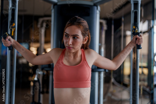 Fotografía Woman engages in focused workout at gym, showcasing her dedication to fitness and self care