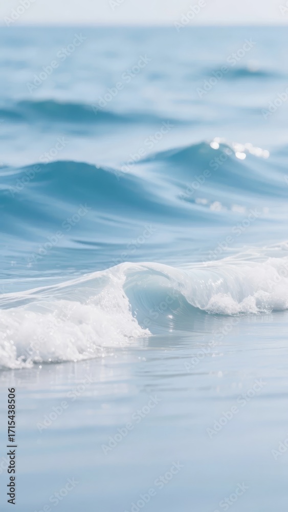 Obraz premium Gentle ocean waves rolling onto a calm shoreline with soft white foam