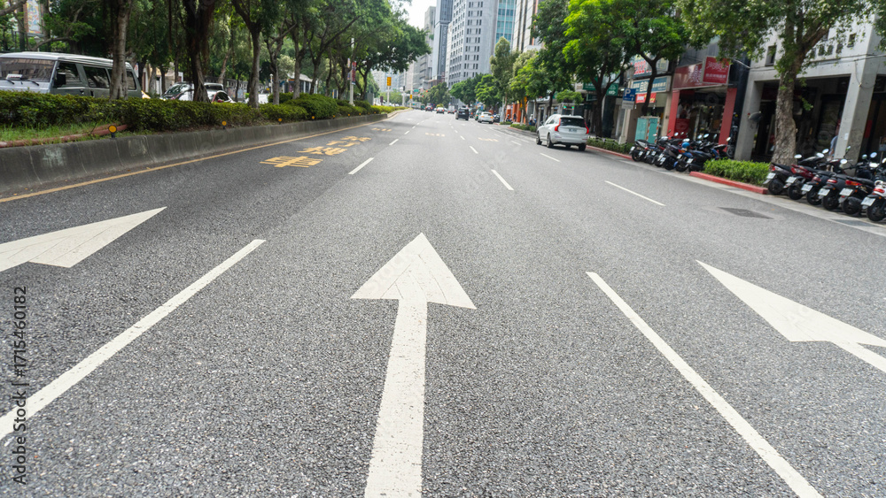 Obraz premium Empty City Street with Directional Arrows