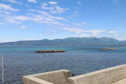 Wallpaper Mural 春の佐渡島。真野湾東岸からの風景。 Torontodigital.ca