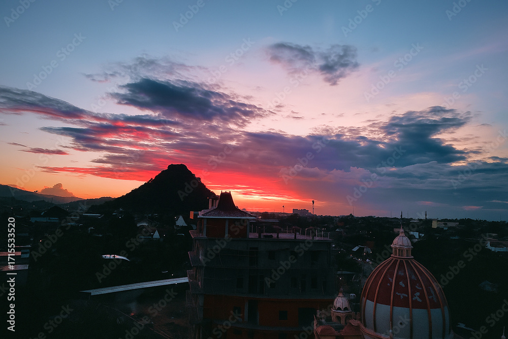 Fototapeta premium Dramatic Sunset Sky Over Cityscape