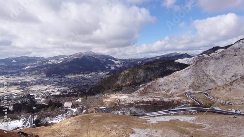 高台からの湯布院の雪景色と由布岳（大分県由布市湯布院）