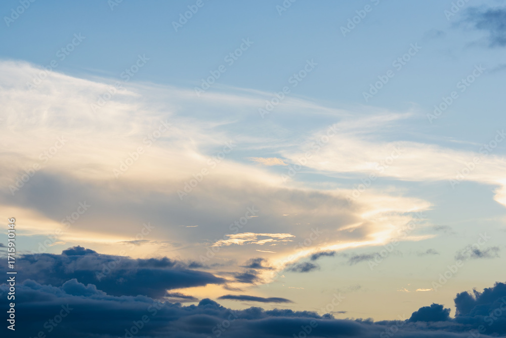Obraz premium 秋の空 朝焼けに染まる空と雲01