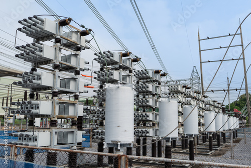 Foto Side view of outdoor capacitor bank system with reactors used in high voltage substations for reactive power compensation and power factor improvement in industrial energy infrastructure