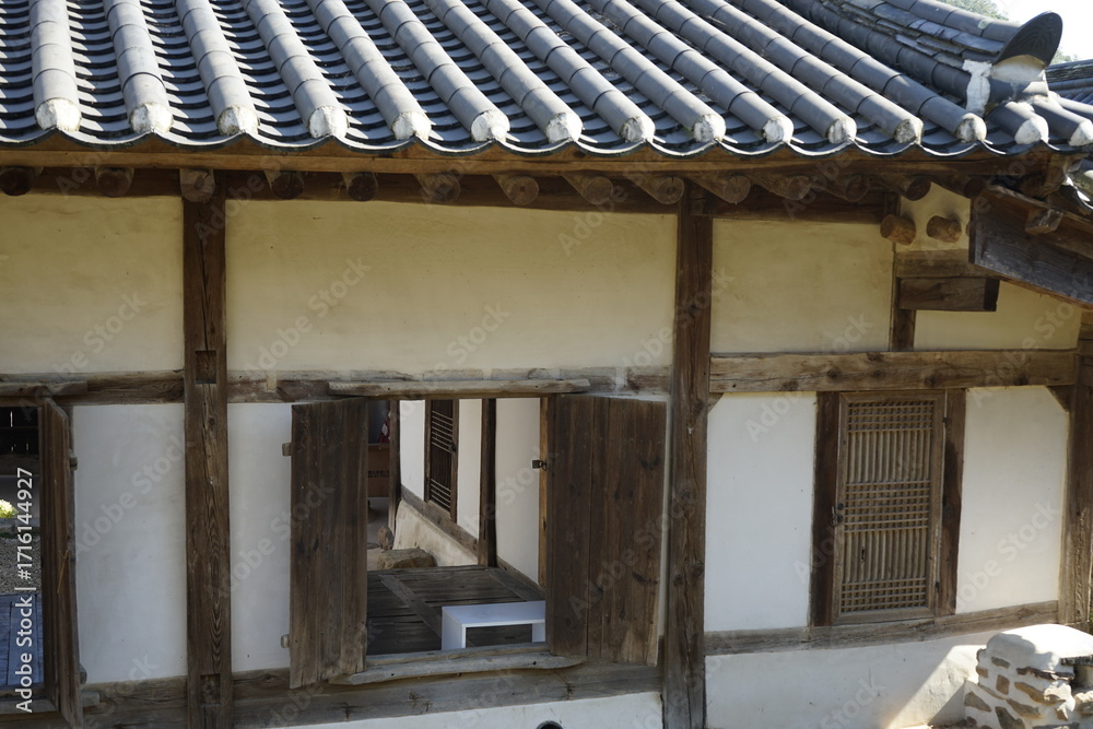 Fototapeta premium 경상북도 안동에 있는 병산서원은 고려시대부터 교육기관으로 사용되어 온 전통적인 한국식 건물로 아름다운 곳입니다.