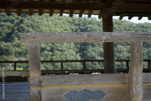 경상북도 안동에 있는 병산서원은 고려시대부터 교육기관으로 사용되어 온 전통적인 한국식 건물로 아름다운 곳입니다.