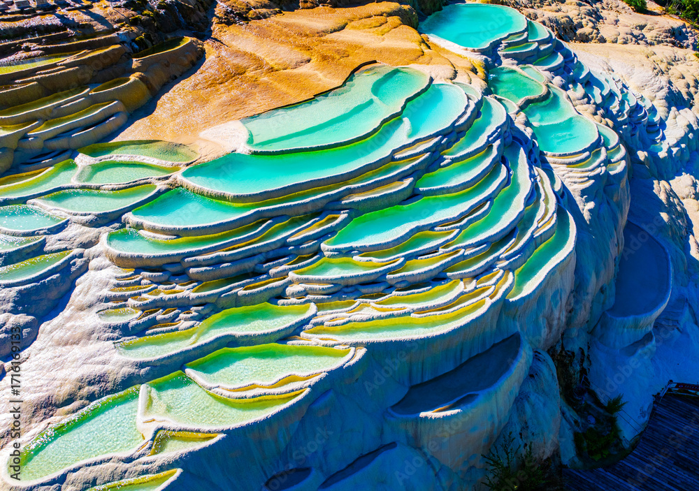 Φωτογραφία Beautiful scenery of Baishuitai calcified terraces in Shangri-La, Diqing, Yunnan