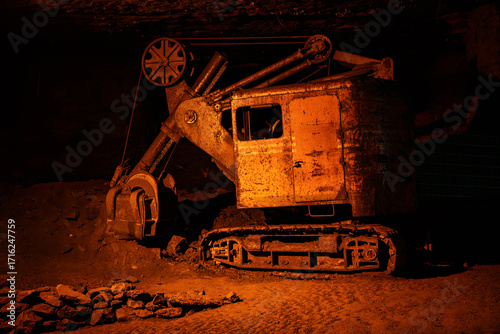Konstfotografi old excavator  in underground mine