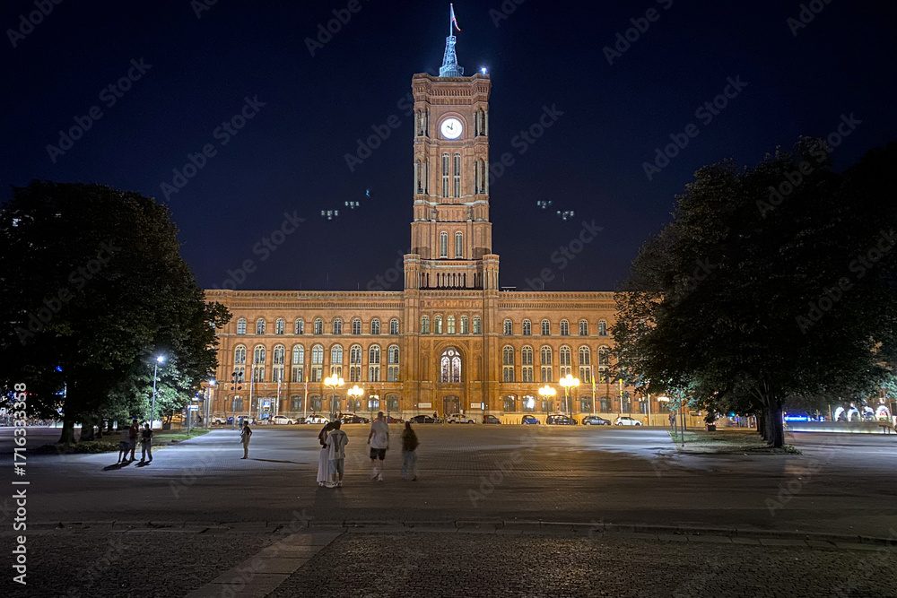 Φωτογραφία clock tower at night in Berlin, germany