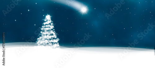 Beleuchteter geschmückter Weihnachtsbaum in einem verschneiten Winterwald