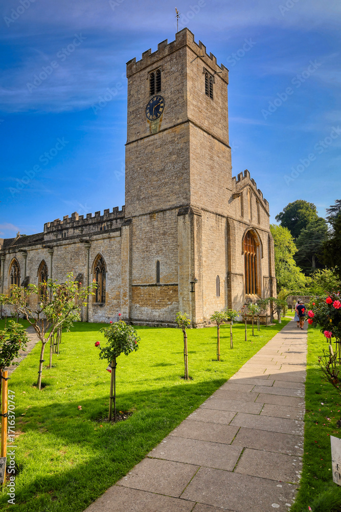 Fototapeta premium The historic and picturesque village of Bibury, in the Cotswolds, Gloucestershire, England, famous for its medieval stone houses