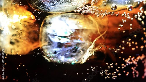 Getränk mit Eiswürfel Slow Motion 4K_120 FPS mit drehbewegung