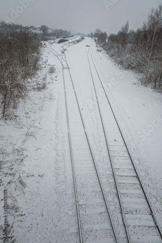 ligne de chemin de fer sous la neige à Verneuil sur Seine en France