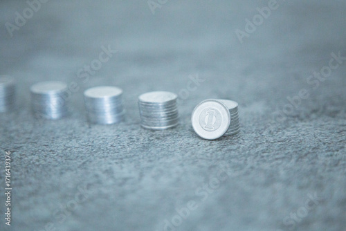 日本の一円玉を積み上げたお金を一枚だけアップにしている写真