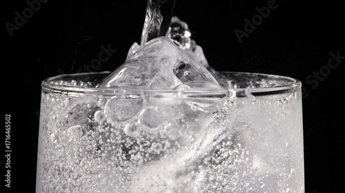 Getränk mit Eiswürfel Slow Motion 4K_120 FPS mit drehbewegung