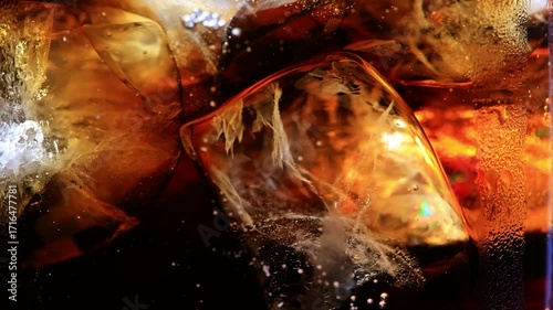 Getränk mit Eiswürfel Slow Motion 4K_120 FPS mit drehbewegung