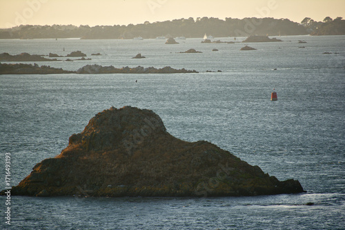 La mer des cotes d'Armor sous un soleil couchant