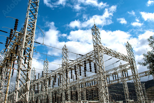 Wallpaper Mural Unidad estación de energía eléctrica de alta tensión de planta, fotos con un cielo azul y nubes blancas Torontodigital.ca
