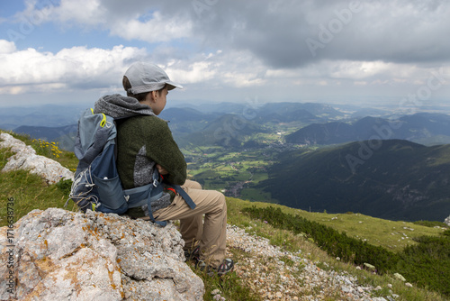 Ein Junge beobachtet die Gegend über der Baumgrenze
