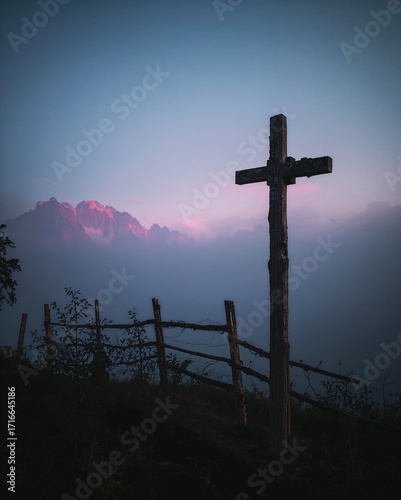 Wallpaper Mural Holzkreuz am Berghang vor Nebel und rosa Berge bei Abendlicht Torontodigital.ca