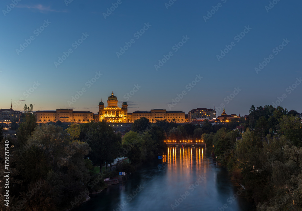 Obraz premium Bern, Switzerland with the Federal Palace illuminated at blue hour.