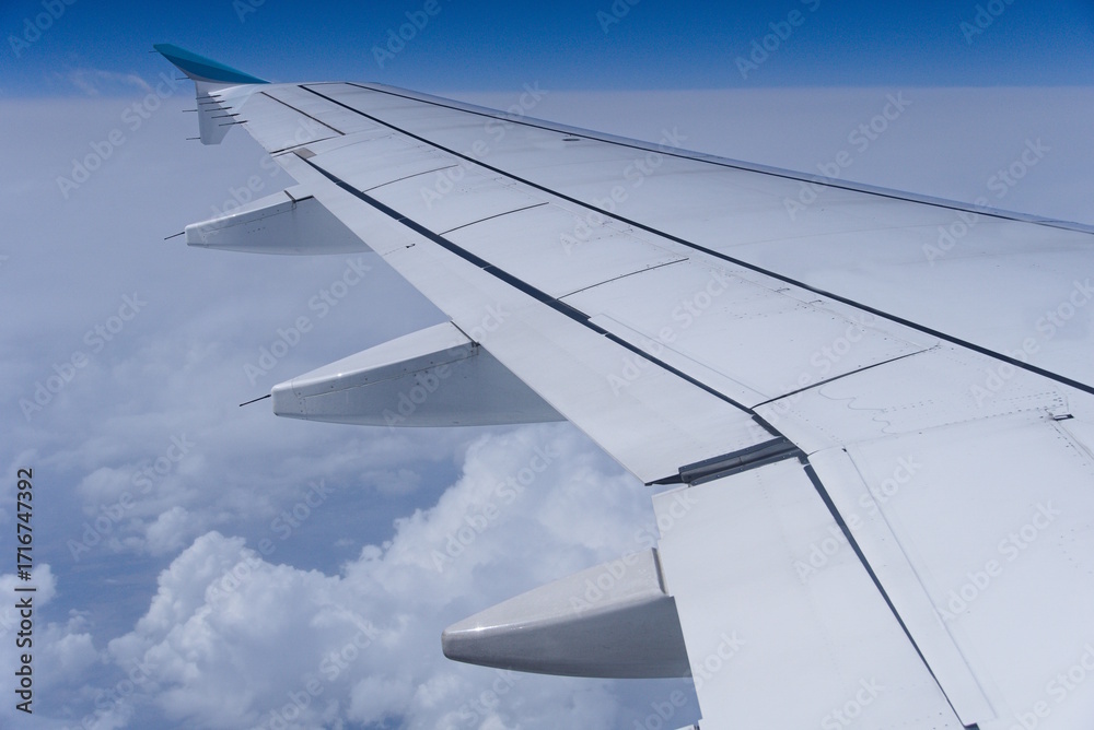 Obraz premium Flugperspektive eines Passagiers - Flug über den Wolken