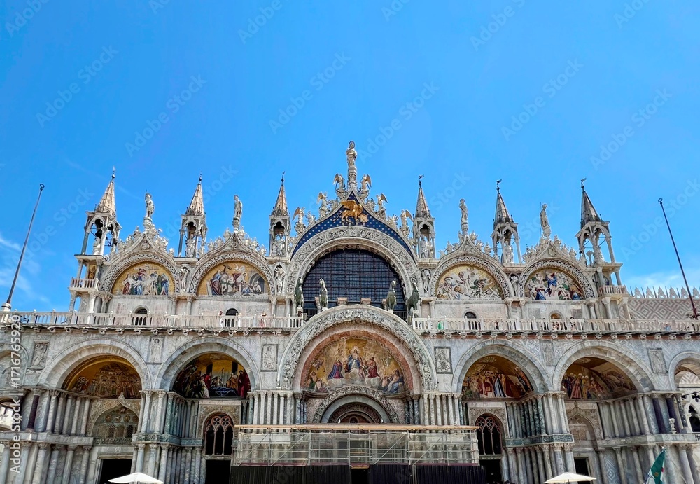 Fototapeta premium The detailed facade of St. Mark's Basilica