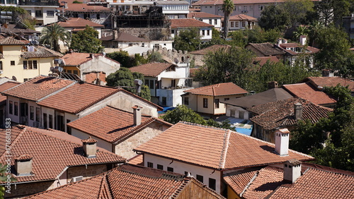 Widok na dachy domów w stylu osmańskim w Antalya, Turcja