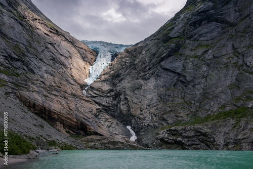 Foto View of Briksdalsbreen glacier and Briksdalselva river (Norway)