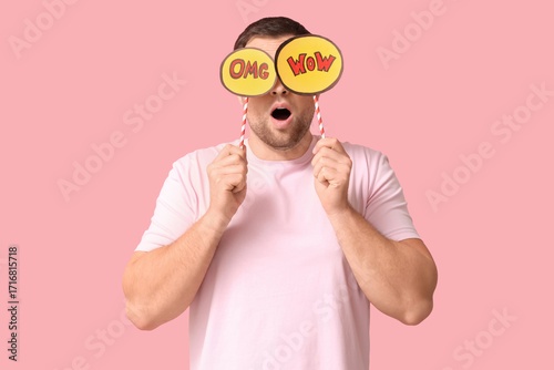 Shocked young man holding s...