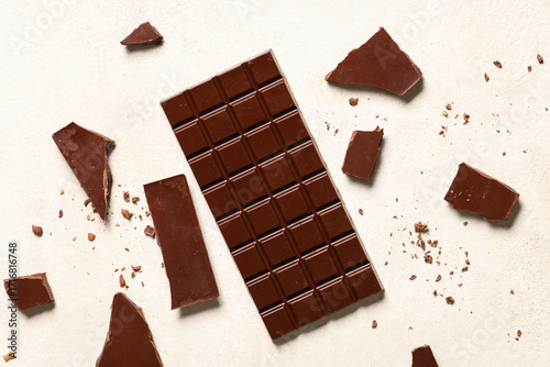 Quadro su tela Sweet chocolate bar on white background