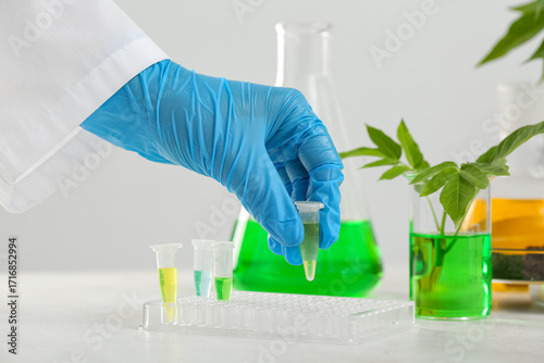 Female scientist's hand wit...